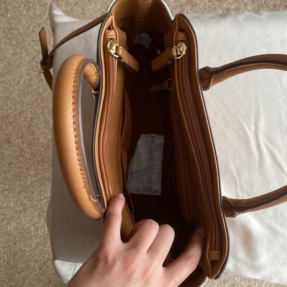 Smallish Liz Claiborne detachable cross body - Picture 4 of 9